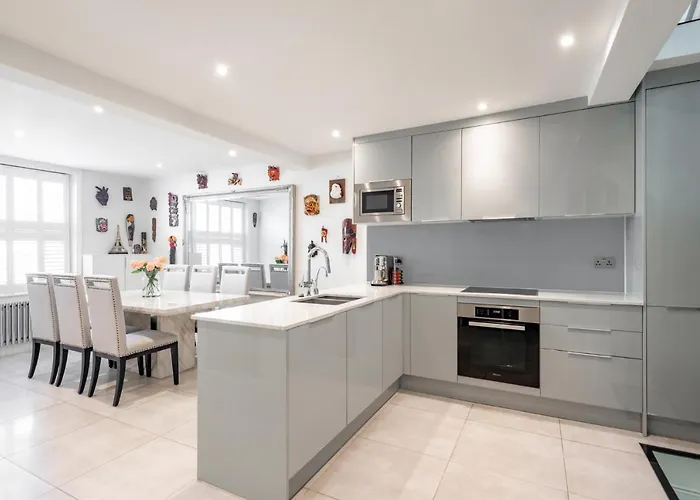 4 Bed Modern House Next To Hyde Park